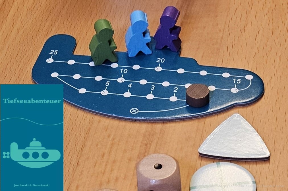 "Tiefseeabenteuer" ist ein reines Push-Your-Luck-Spiel für 2–6 Personen ab 6 Jahren, mit einer Spieldauer von 20–30 Minuten, in dem wir uns als Taucher in die Tiefe wagen, um die wertvollsten Schätze zu bergen.