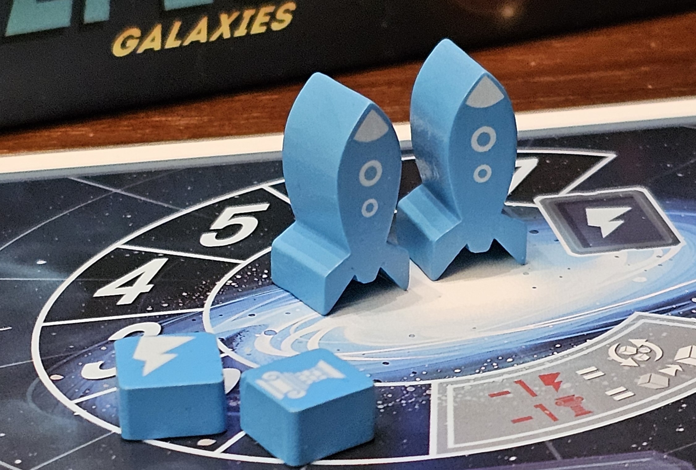 "Tiny Epic Galaxies BLAST OFF!" ist ein Area-Control-, Ressourcen-Management- und Worker-Placement-Würfel-Spiel für 2-4 Personen ab 8 Jahren mit einer Spieldauer von 45-60 Minuten, in dem wir die Galaxie erkunden, unser Volk weiter entwickeln und Planeten kolonialisieren.