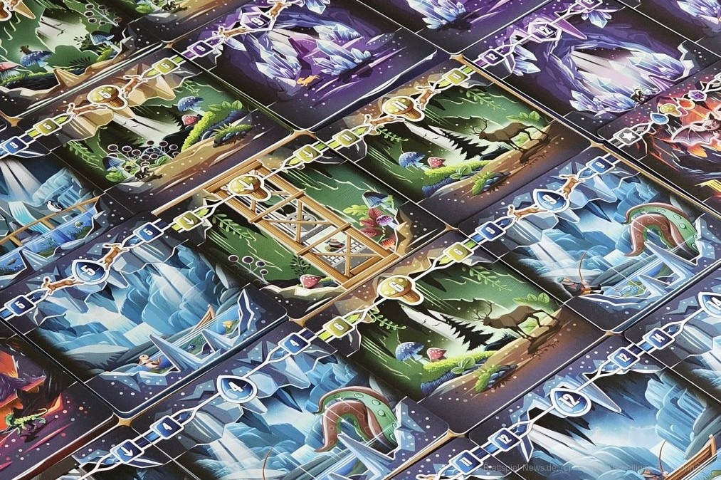 "Tranquility: The Descent" ist ein kooperatives Karten-Auslage-Spiel für 1–5 Personen ab 8 Jahren mit einer Spieldauer von etwa 45 Minuten, in dem wir fast ohne Kommunikation Karten in der richtigen Reihenfolge auslegen müssen.