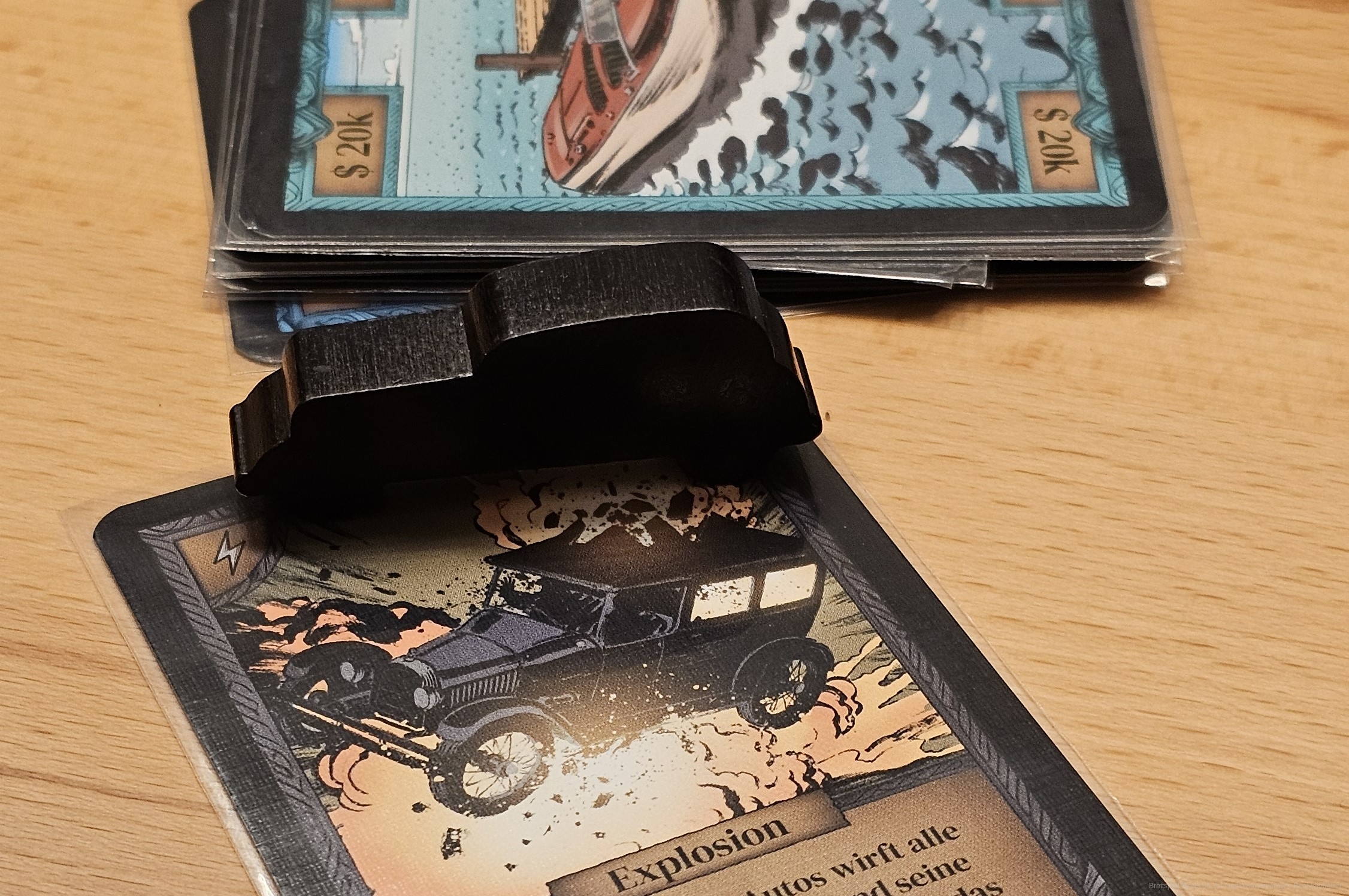 "Unfinished Business" ist ein sehr konfrontatives Set-Collection-Spiel mit tollem Artwork für 3-7 Personen ab 12 Jahren mit einer Spielzeit von etwa 60 Minuten, in dem wir als Don versuchen, möglichst viel Reichtum anzuhäufen. Dazu spielen wir Sets aus Vermögenskarten aus und greifen ungehemmt die anderen Dons an, um deren Vermögen zu stehlen.