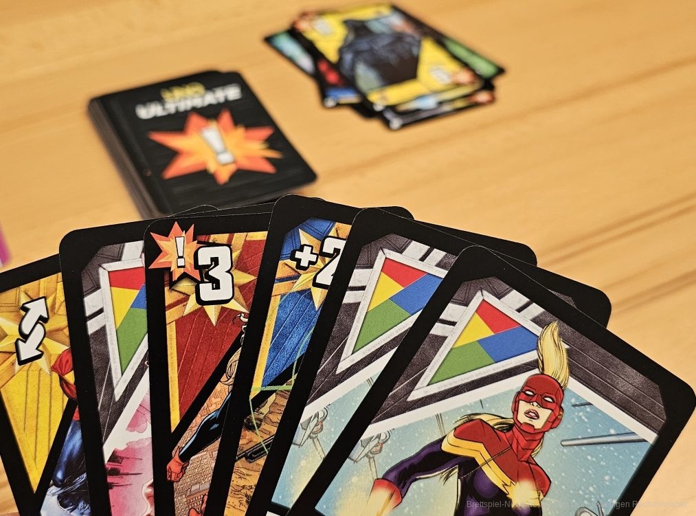 "UNO Ultimate Marvel" ist ein Card-Matching-Spiel mit Take-That-Elementen für 2-4 Personen ab 8 Jahren mit einer Spielzeit von 20-30 Minuten, in dem wir als die Superhelden Captain Marvel, Black Panther, Iron Man und Thor gegeneinander um den Sieg kämpfen.