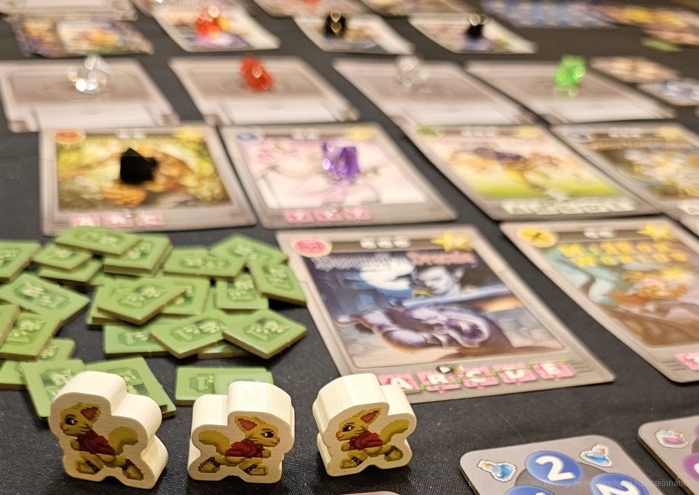 "Video Game Champion" ist ein sprachneutrales Action-Selection- und Set-Collection-Spiel für 2-4 Personen ab 12 Jahren mit einer Spieldauer von 60-90 Minuten, in dem wir mit unserem geringen Taschengeld möglichst viele Videospiele durch- oder zumindest anspielen wollen, um am Spielende die meisten Siegpunkte zu erhalten.