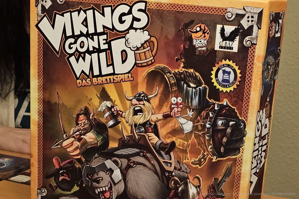 "Vikings Gone Wild" ist ein konfrontatives Deckbuilding-Spiel für 2–4 Personen ab 10 Jahren mit einer Spieldauer von 60–120 Minuten, in dem wir unser Dorf aufbauen und unsere Gegner angreifen.