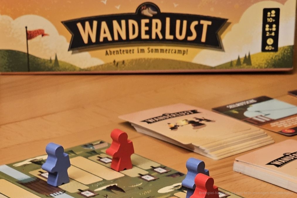"Wanderlust" ist ein Wettlauf-Deckbau-Spiel für 2–4 Personen ab 8 Jahren mit einer Spielzeit von 30–45 Minuten, in dem wir versuchen, unsere Figuren auf drei Strecken schnell nach vorne zu bringen.