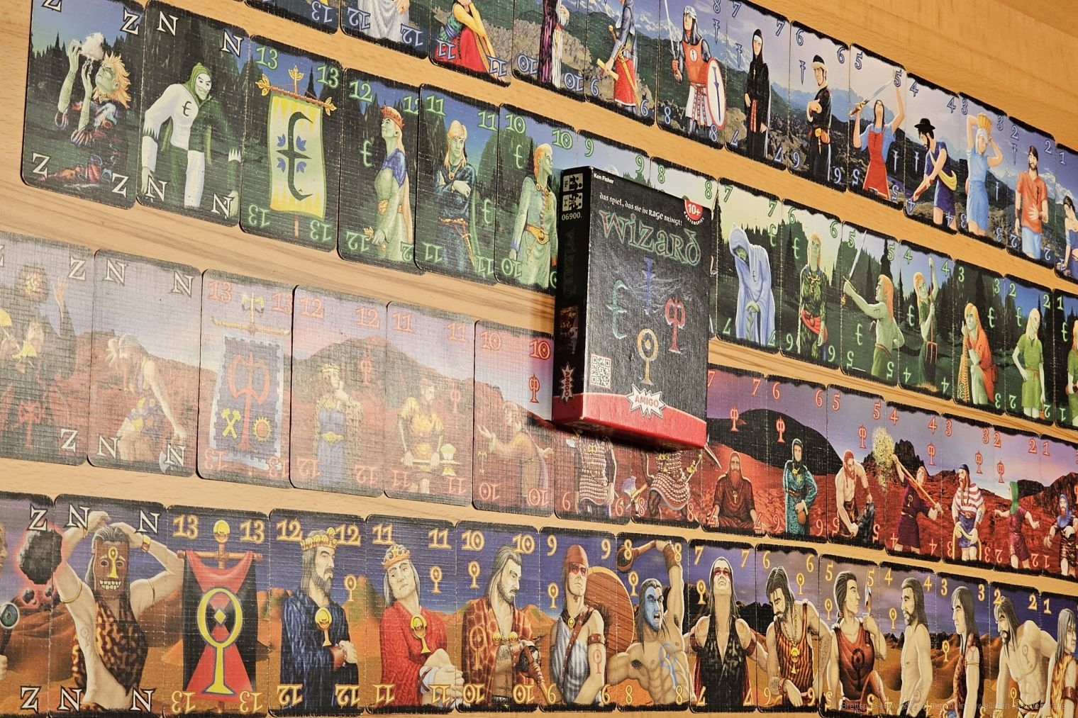 "Wizard" ist ein Stichspiel für 3–6 Personen ab 10 Jahren, in dem wir in meistens viel zu langer Spielzeit versuchen, die Menge unserer zukünftigen Stiche vorherzusagen.