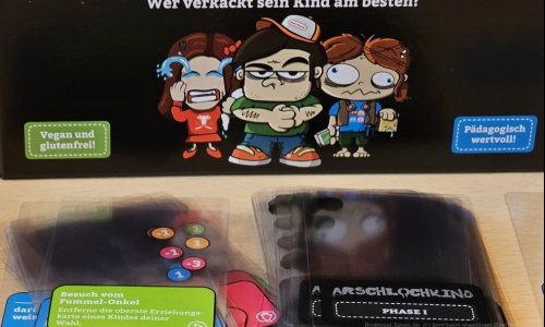 Böse, gemein, lustig – Erziehungswahnsinn als satirisches Kartenspiel